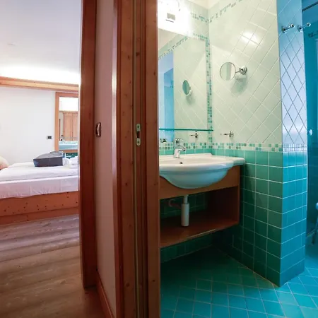 Nivis Hotel 4*